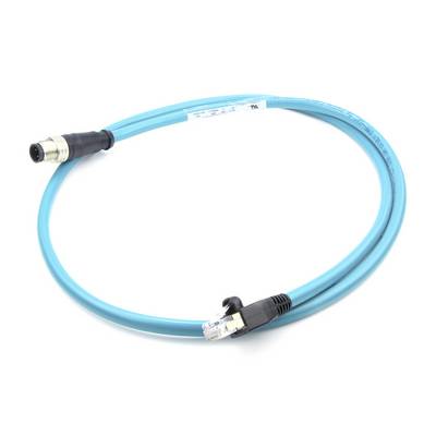 Modrý ethernetový kábel s M12 konektorom na jednej strane a RJ45 zástrčkou na druhej strane, pred bielym pozadím.