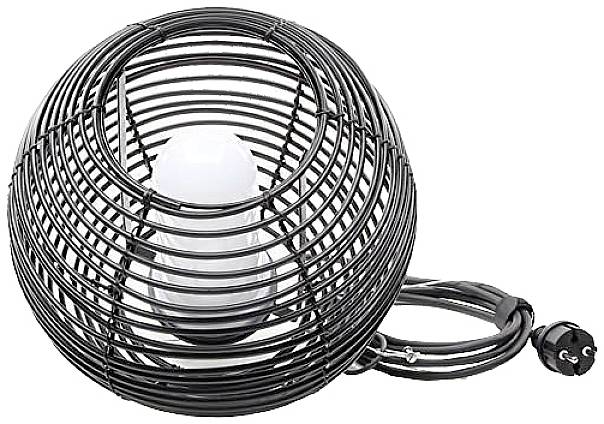 Okrúhla, čierna, drôtená stolná lampa so viditeľnou žiarovkou a čiernym káblom leží vzpriamene a je pripojená.