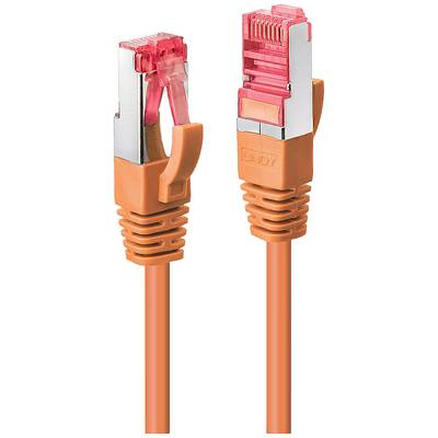 Oranžový sieťový kábel s dvoma RJ45 konektormi, jeden s vyklopiteľným ochranným krytom a druhý bežne uzavretý.