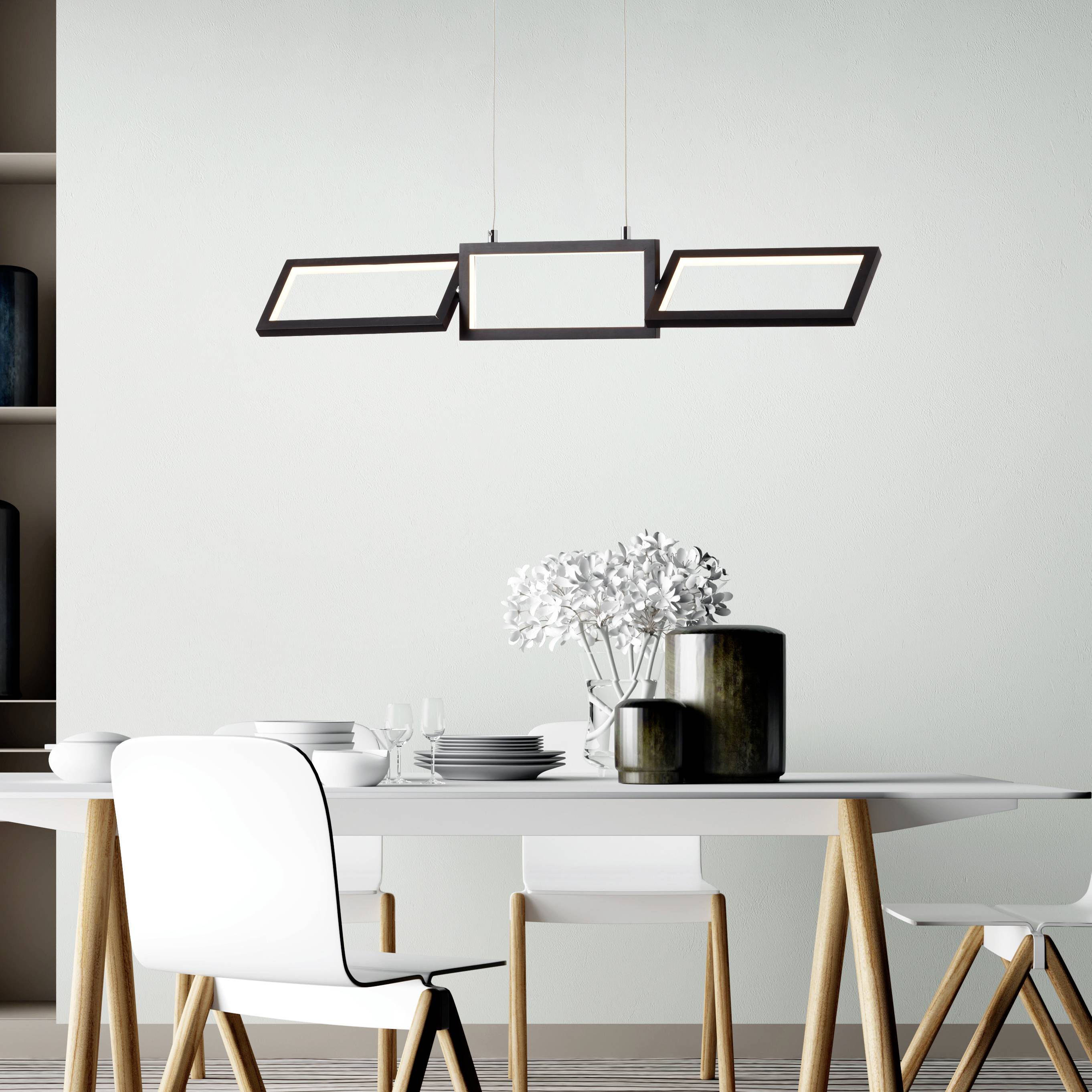 Moderný jedálenský priestor so stolom, bielymi stoličkami, vázou s bielymi kvetmi a visiacou obdĺžnikovou lampou nad stolom.