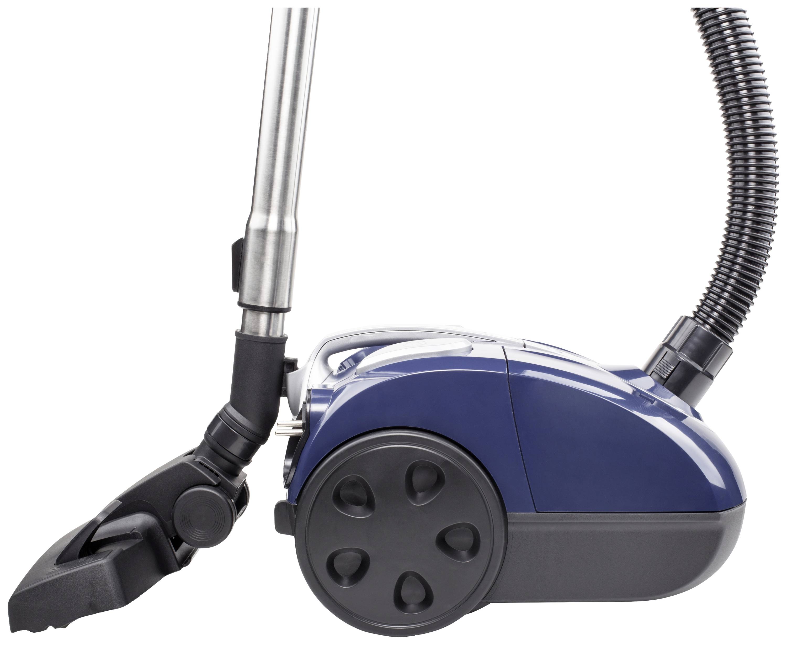 Modrý vysávač so striebornou trubicou a čiernou hadicou, stojaciaci vzpriamene na bielom pozadí.