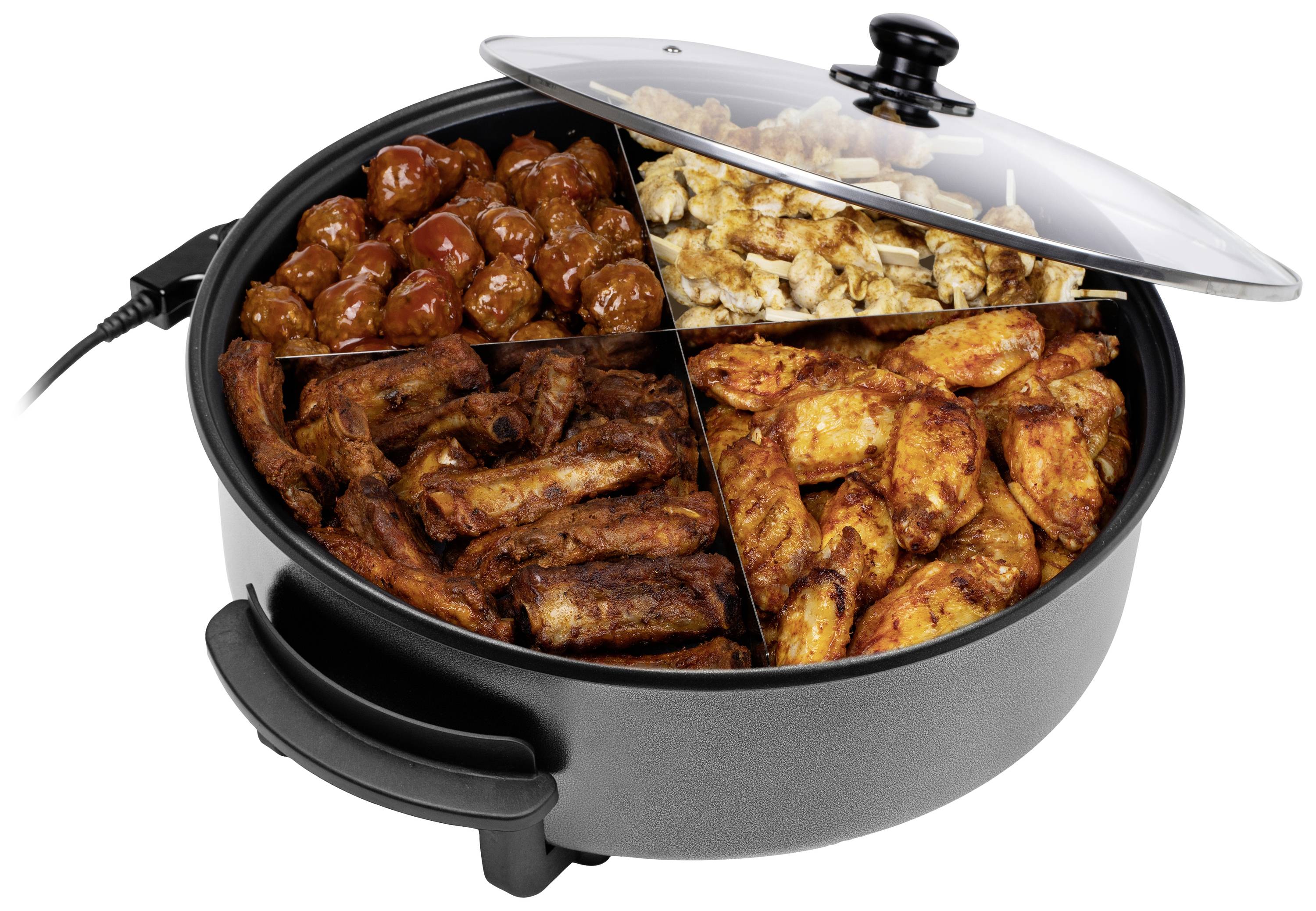 Elektrický tanier so štyrmi sekciami, naplnený mäsovými guľkami, pečeným kuraťom, kuracinovou stripou a rebierkami.