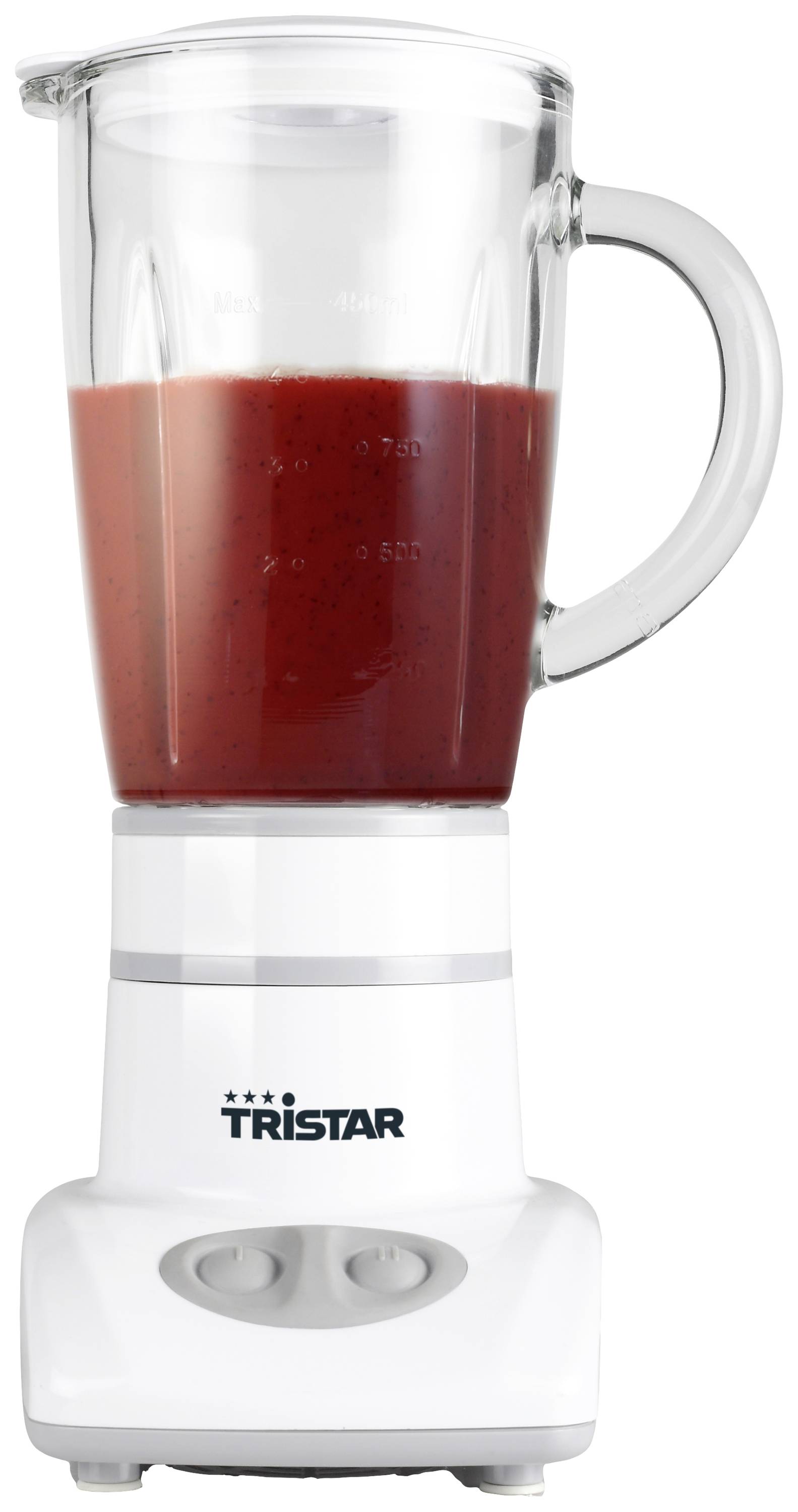 Biely mixér s do polovice naplneným skleneným kontajnerom, ktorý je vyplnený červeným smoothie.