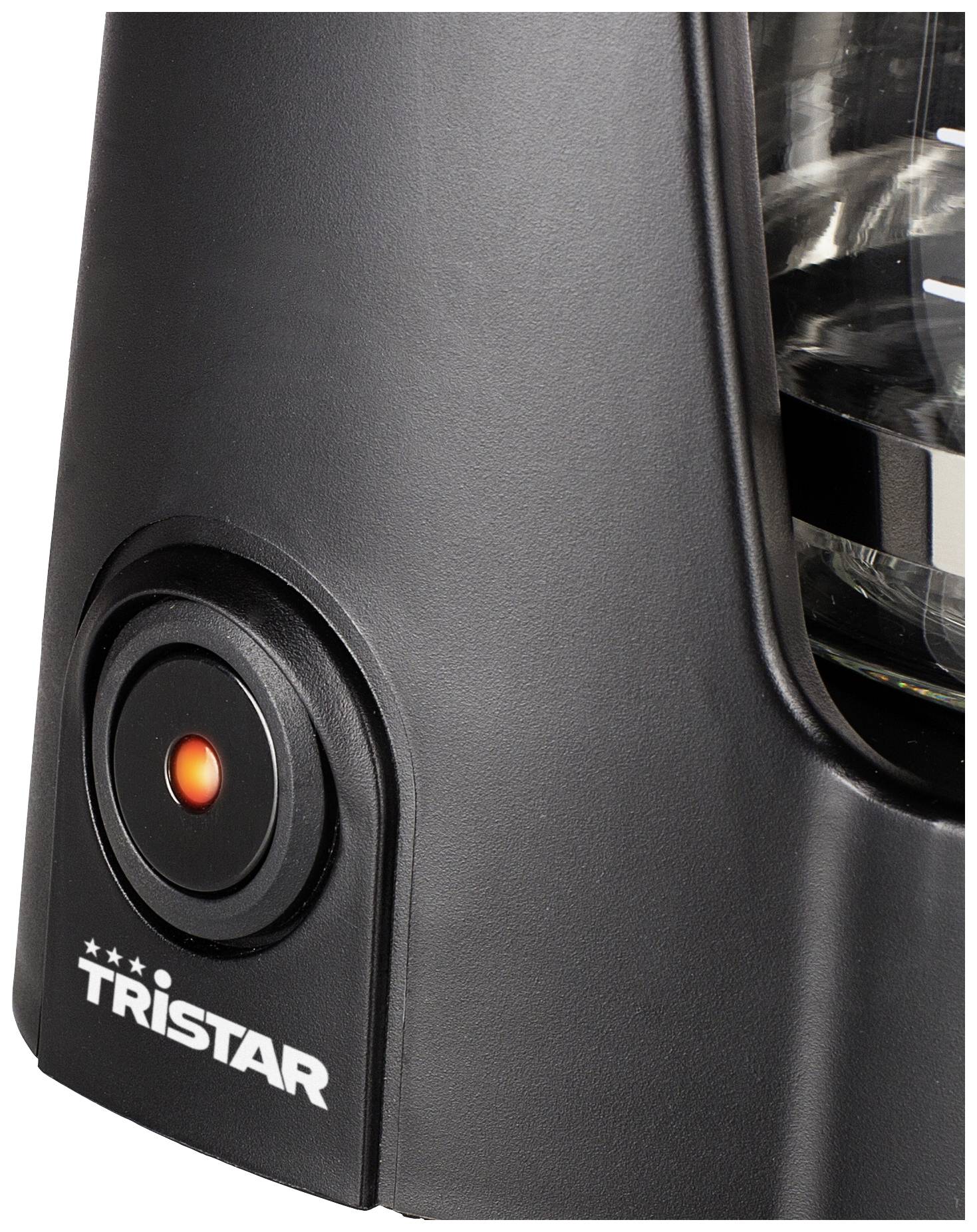 Kávovar s čiernym krytom, svietiacim zapínacím tlačidlom a kanvicou s ukazovateľom hladiny vody.