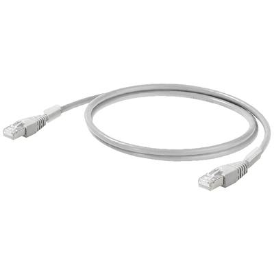 Sivý ethernetový kábel s dvoma RJ45 konektormi na koncoch je zvinutý do kruhu.