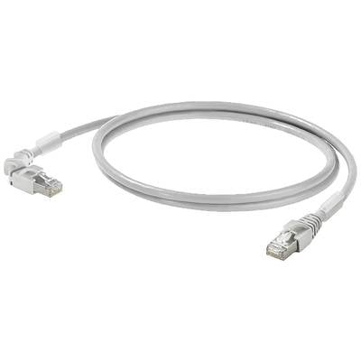 Sivý ethernetový kábel so zásuvkami RJ45 na oboch koncoch leží v slučke na neutrálnom pozadí.