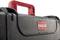 Čierny kufrík na náradie s červenou rukoväťou a logom 'PARAT', pokrytý vodnými kvapkami.