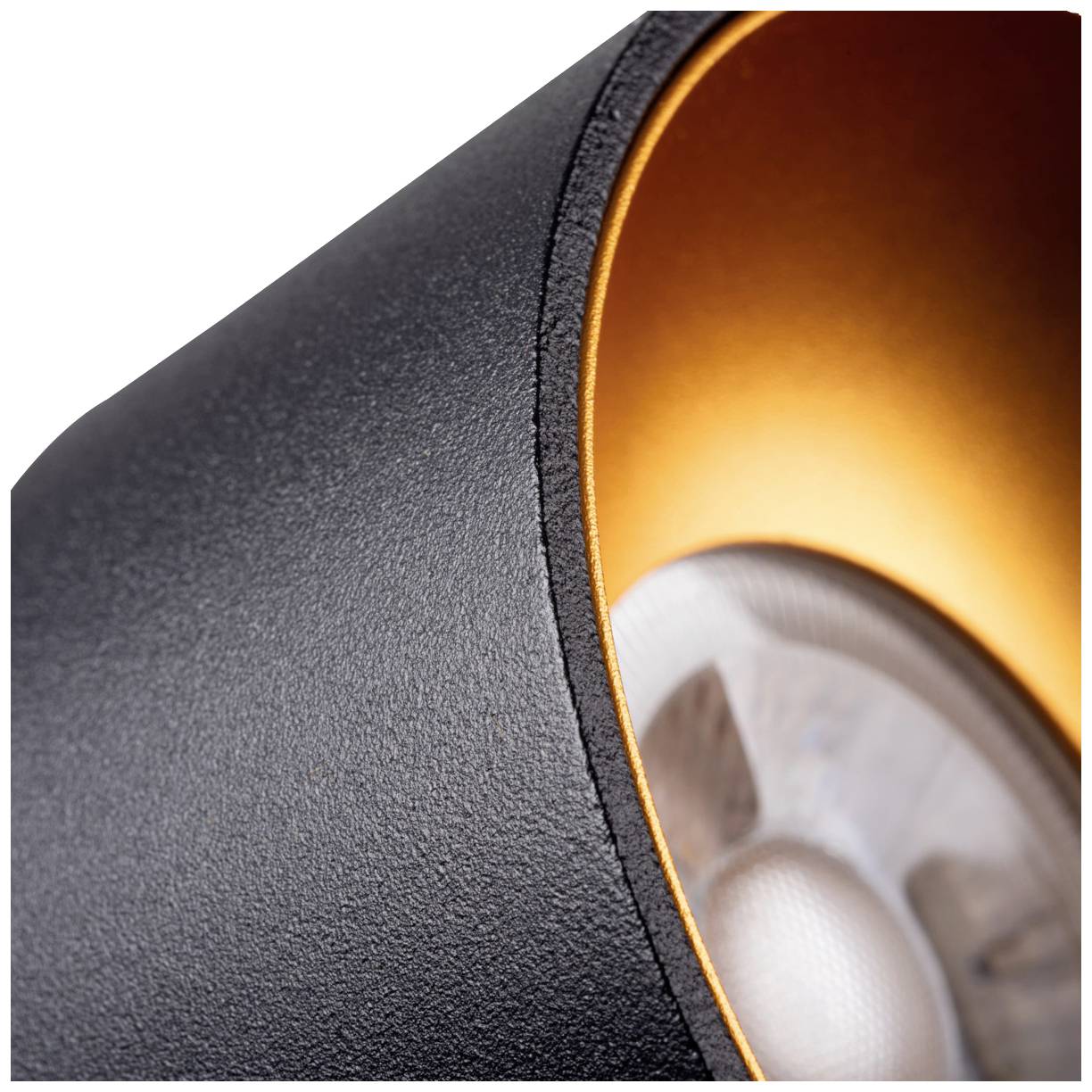 Detailný záber tienidla so čiernym vonkajškom a oranžovým vnútrajškom, ktoré je osvetlené.