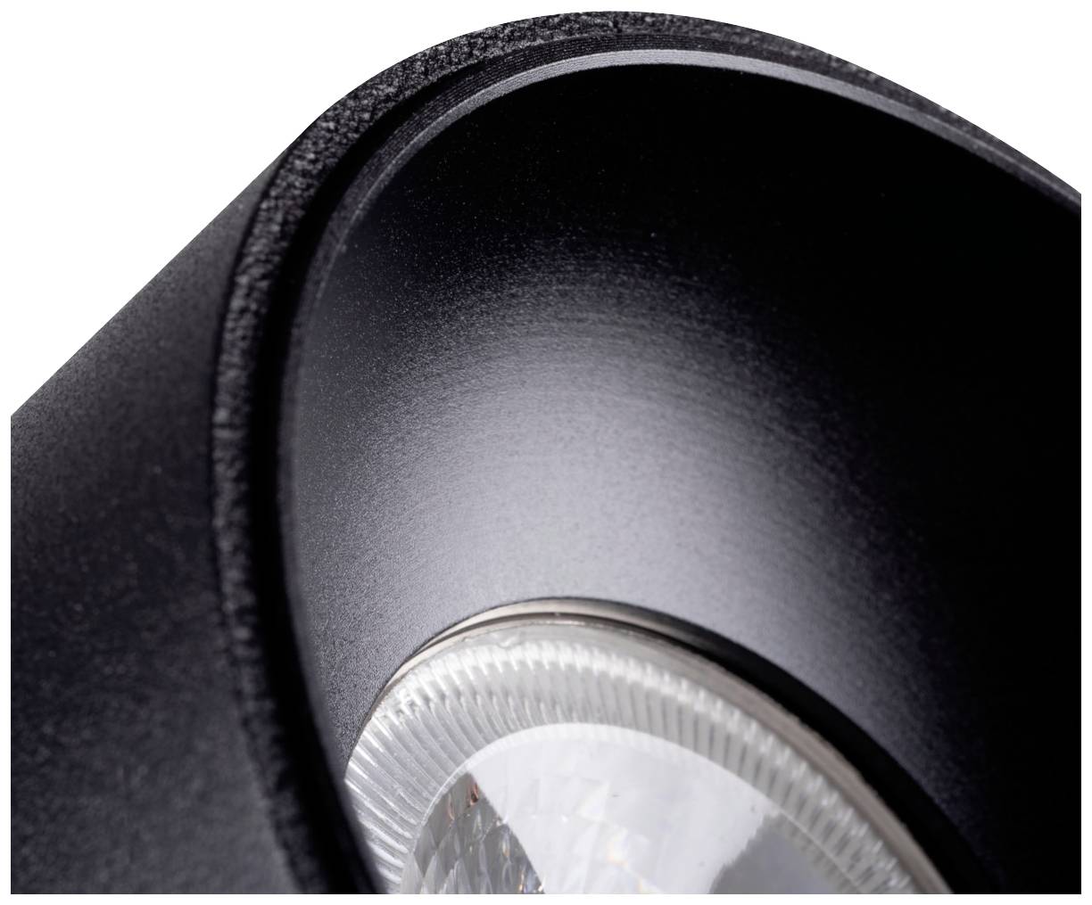 Detailný záber čiernej lampy so zameraním na okrúhly kovový rám a sklenenú clonu. Štýl je moderný a minimalistický.