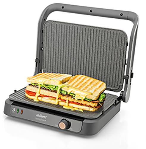 Elektrický gril s otvoreným vekom, v ktorom sú dva panini so šťavnatým roztaveným syrom, šalátom a paradajkami. Gril má ovládacie prvky umiestnené vpredu.
