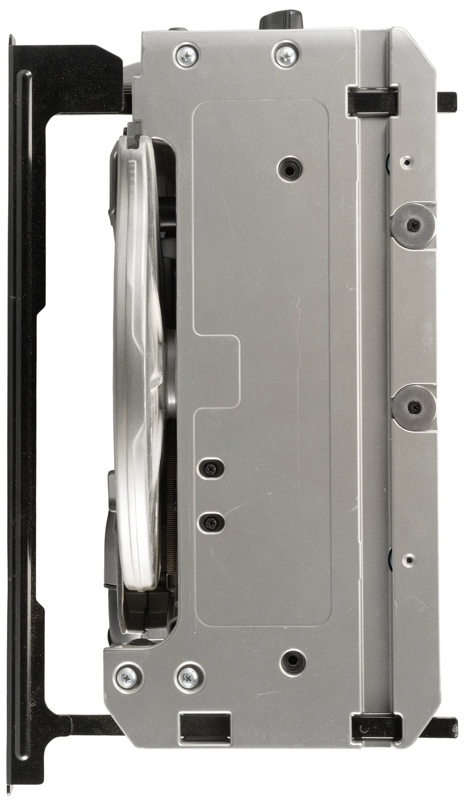 Zásuvka pevného disku s viditeľným pevným diskom, namontovaná v kovovom doku, zachytená z boku.