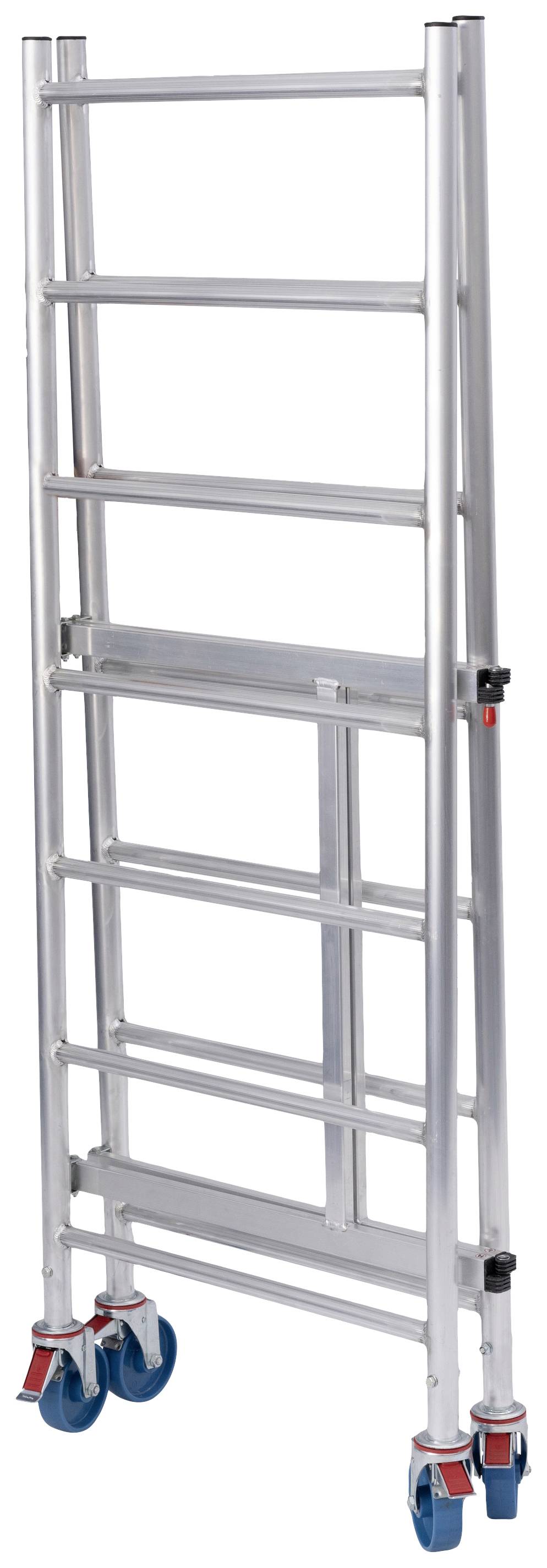 Zložený hliníkový rebrík s modrými kolieskami pre ľahkú prepravu.