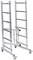 Strieborný, prenosný hliníkový rebrík so štyrmi kolieskami, ktorý umožňuje ľahký pohyb. Vhodný pre použitie v interiéri aj exteriéri.