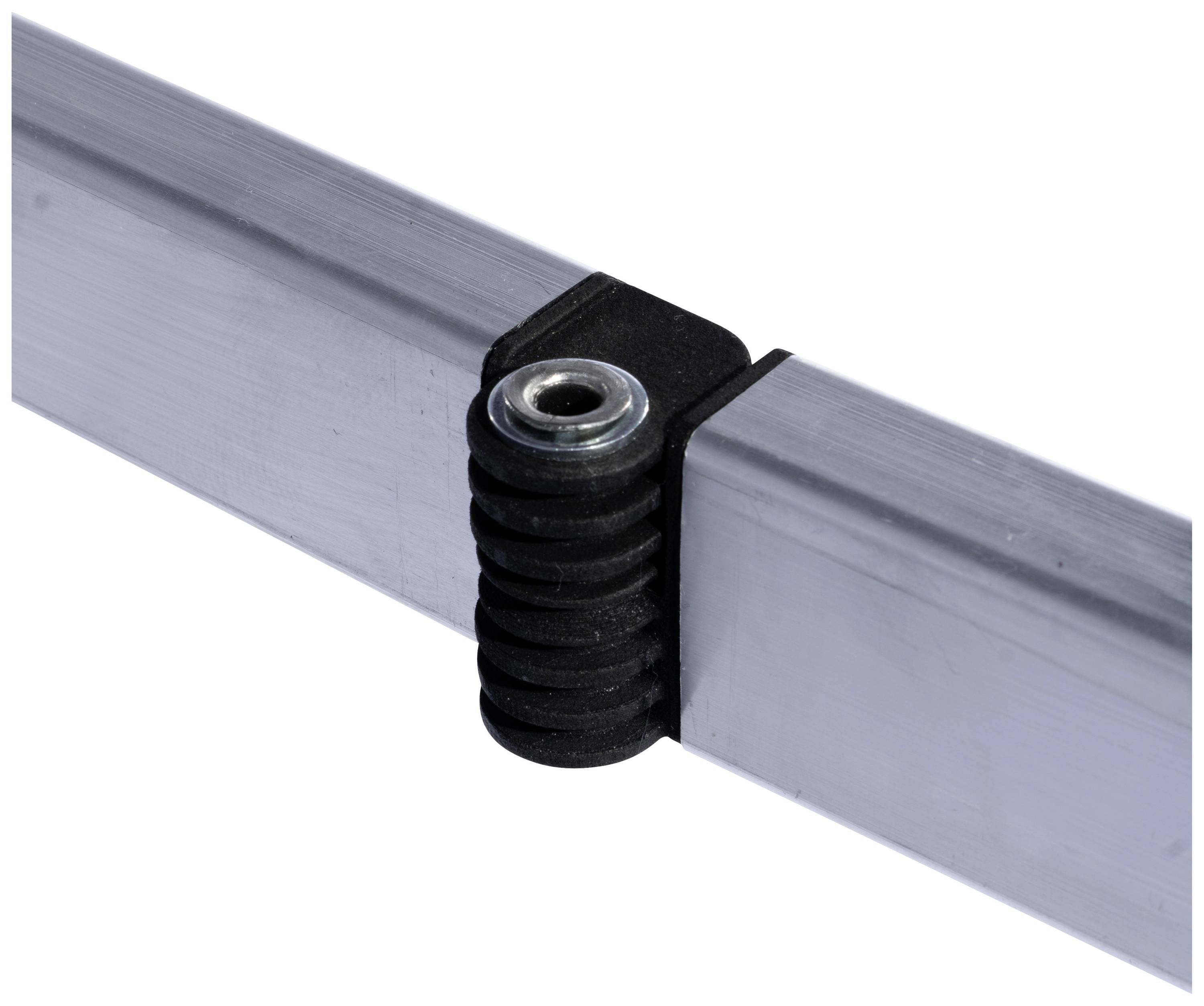 Obdĺžnikový hliníkový profil s čiernym vrúbkovaným plastovým svorkovým prvkom a strieborným otvorom na boku.