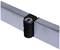 Obdĺžnikový hliníkový profil s čiernym vrúbkovaným plastovým svorkovým prvkom a strieborným otvorom na boku.