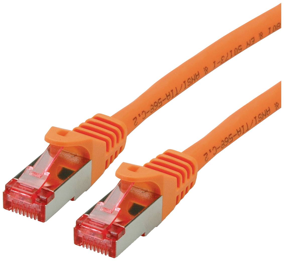 Oranžový sieťový kábel s dvomi RJ45 konektormi. Konektory sú kovové a kábel má ochranný plášť.