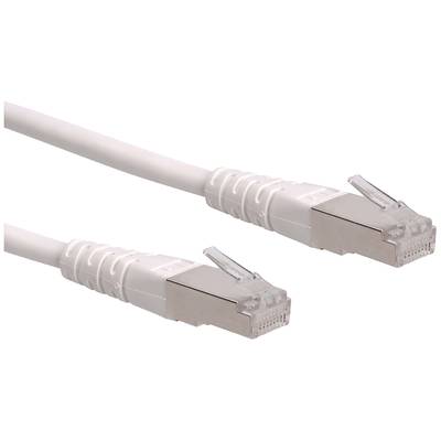Dva biele ethernetové káble s RJ45 konektormi ležiace vedľa seba.