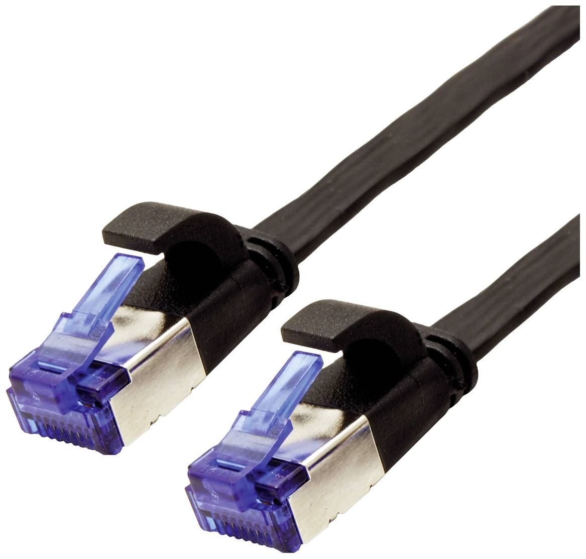 Dva čierne ethernetové káble s modrými konektormi ležia vedľa seba. Káble sú vhodné pre sieťové pripojenia.