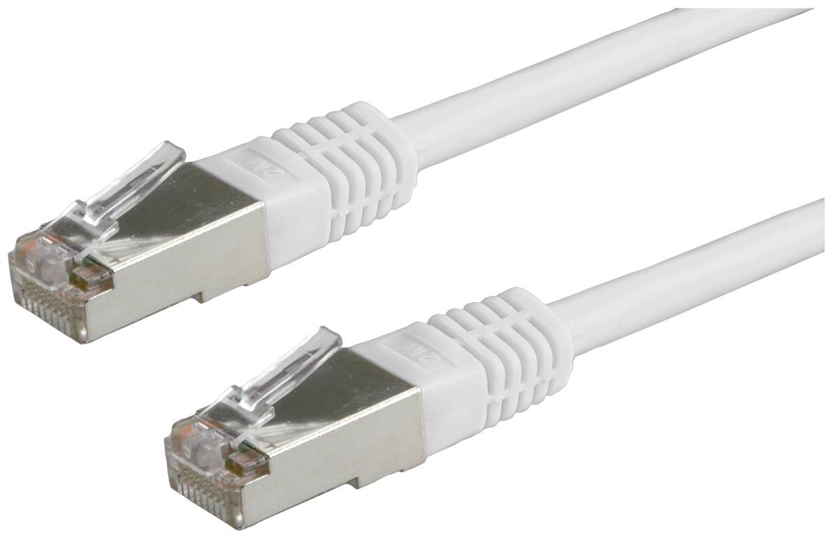 Dva biele ethernetové káble s kovovými konektormi RJ45, ktoré sa používajú na prenos dát v sieťach.