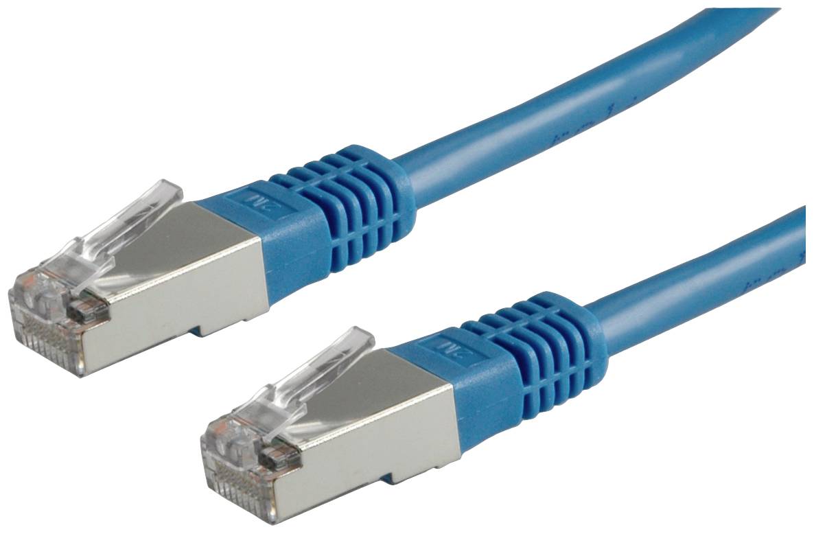 Dva modré ethernetové káble s kovovými konektormi na prenos dát v sieťach.