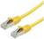 Žltý ethernetový kábel s dvoma RJ45 konektormi, vhodný pre sieťové pripojenia a prenos dát.