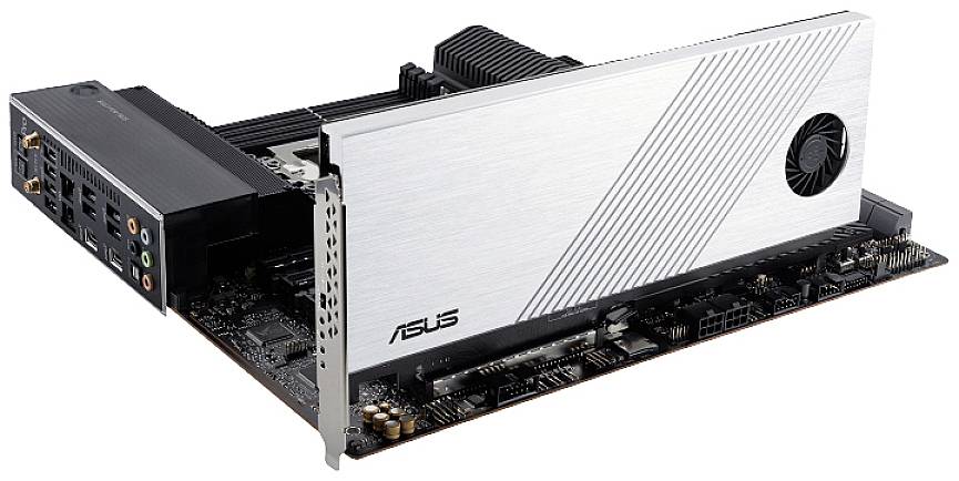 Moderná grafická karta od Asus s strieborným chladičom a ventilátorom nainštalovaná na základnej doske.