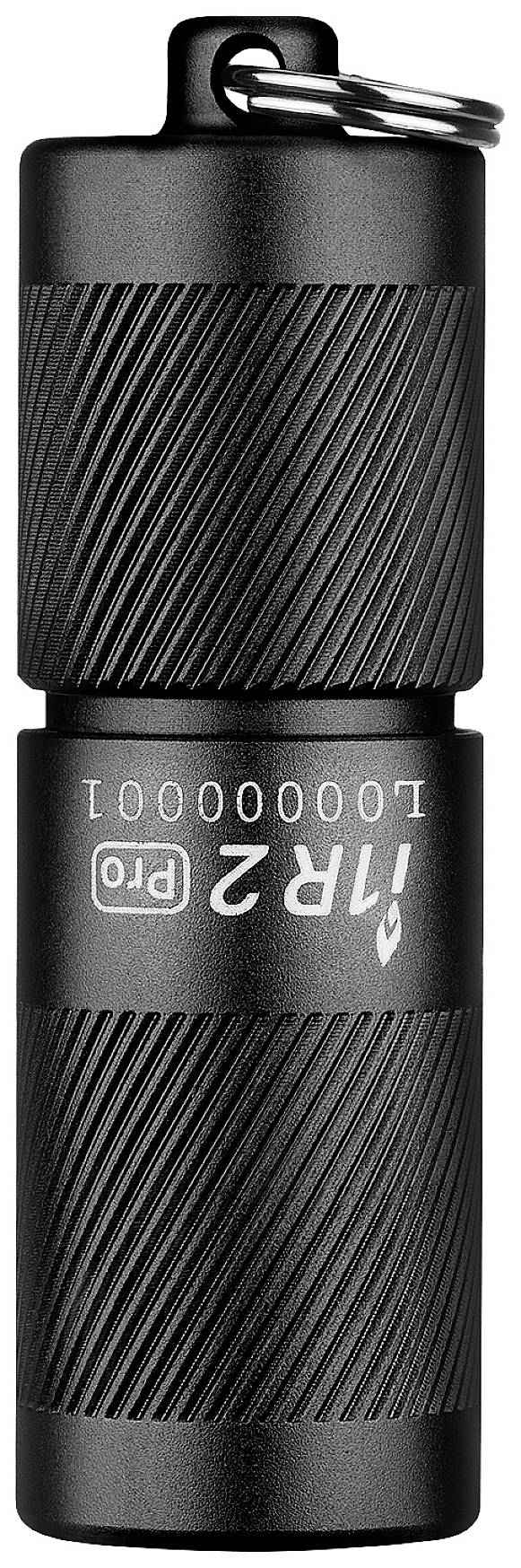 Čierna baterka s vrúbkovaným povrchom a krúžkom na kľúče. Označená nápisom 'LR2 Pro', viditeľné sériové číslo. Kompaktná a prenosná.