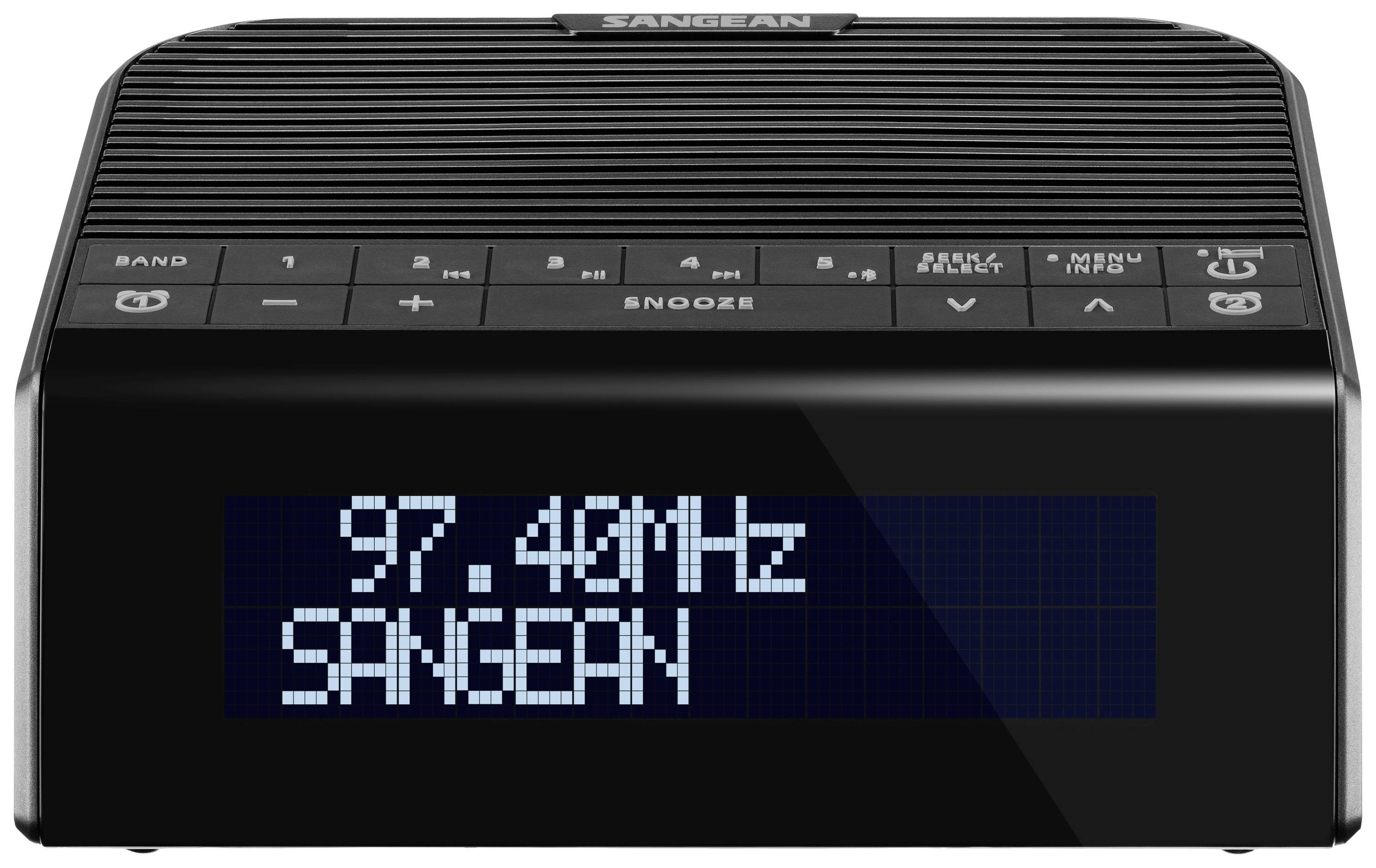 Digitálny rádiobudík s osveteným displejom zobrazuje '97.40 MHz SANGEAN'. Horné tlačidlá slúžia na výber pásma, nastavenie budíka a ovládanie audia.