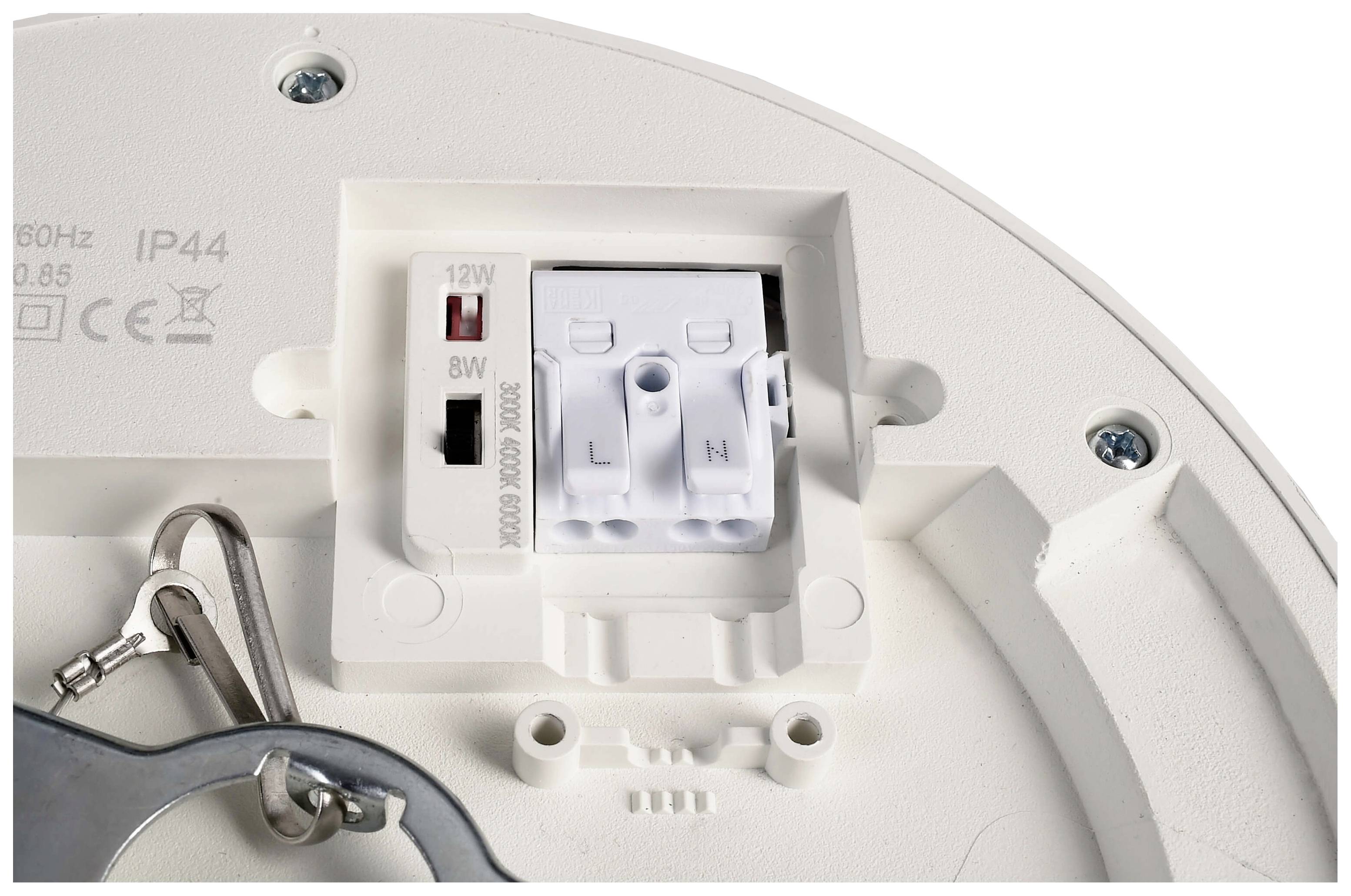 Elektrické pripojovacie pole stropného svietidla, otvorené so viditeľnými káblovými svorkami. V ľavom hornom rohu technické údaje o napätí a triede ochrany.