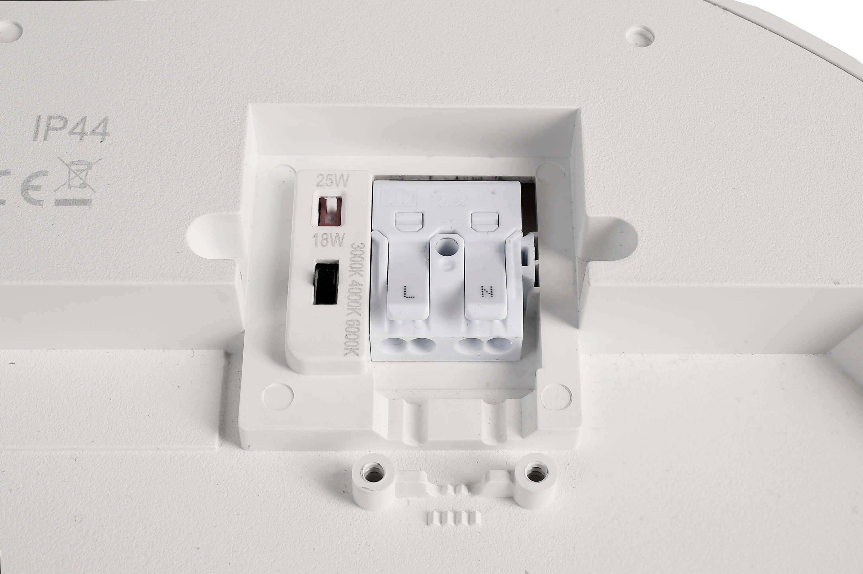 Zapustené svietidlo so viditeľnou pripojovacou krabicou, svorkami pre fázový (L) a nulový (N) vodič, prepínačom na nastavenie výkonu 25W a 18W, s certifikáciou IP44.