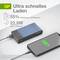 Powerbanka nabíja smartfón, zobrazuje 55% za 30 minút, maximálne 22,5W. Text: 'Ultra rýchle nabíjanie'. Obrázok zdôrazňuje rýchlu schopnosť nabíjania.