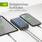 Smartfón, tablet a powerbanka sa nabíjajú súčasne. Vľavo hore je napísané 'GP Súčasné nabíjanie USB-A a USB-C výstup'.