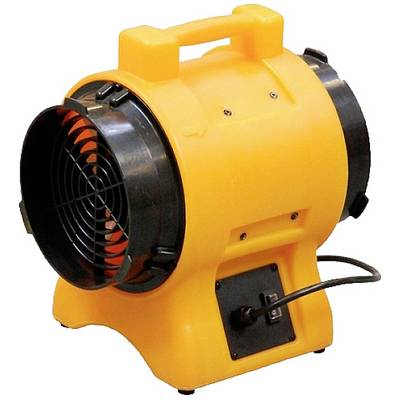 Žltý prenosný ventilátor s čiernou mriežkou stojí na bielom pozadí. Napájací kábel je pripojený vzadu k zariadeniu.