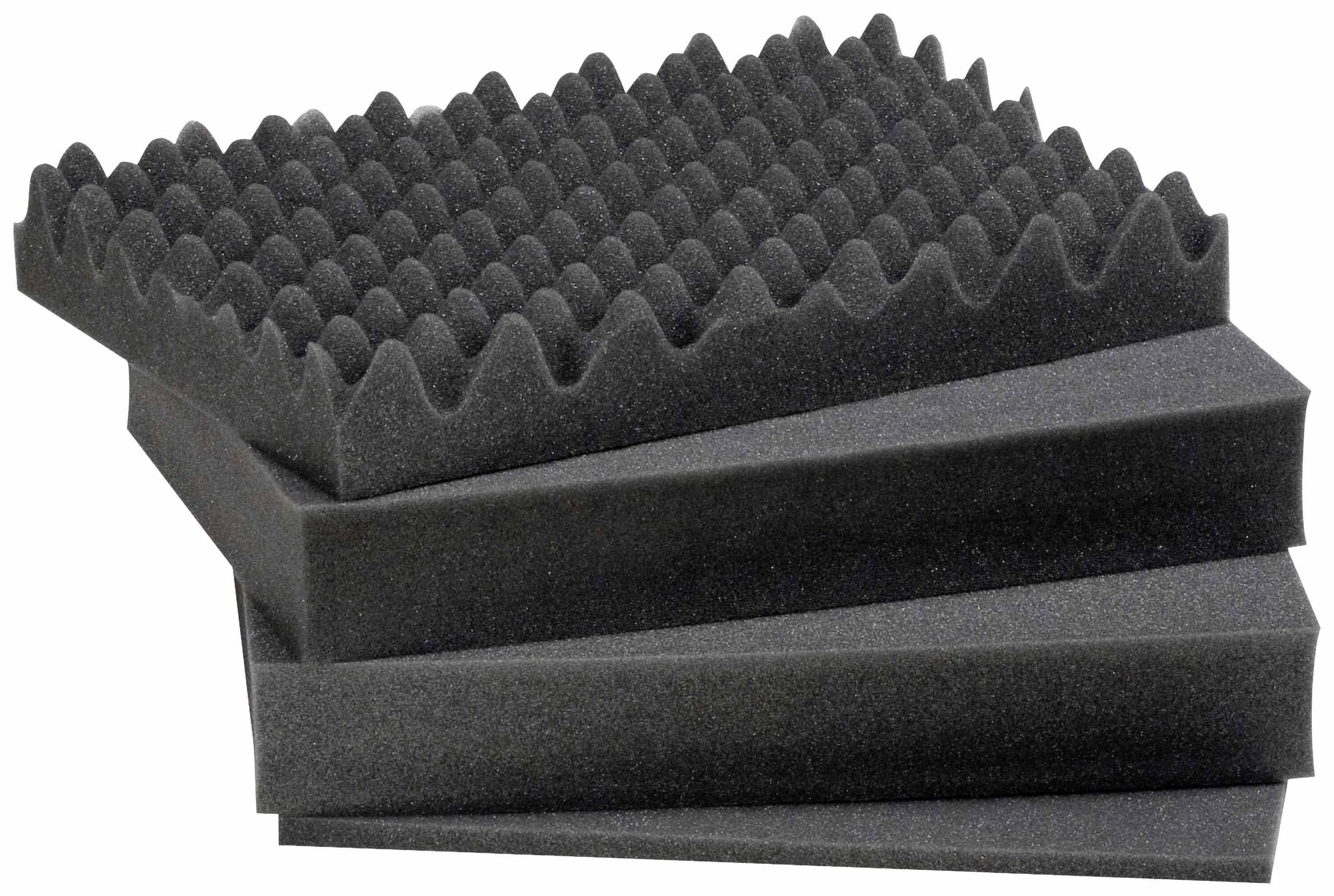 Štyri penové dosky, две z pyramídovitým povrchom na absorpciu zvuku, sú naukladané jedna na druhej.
