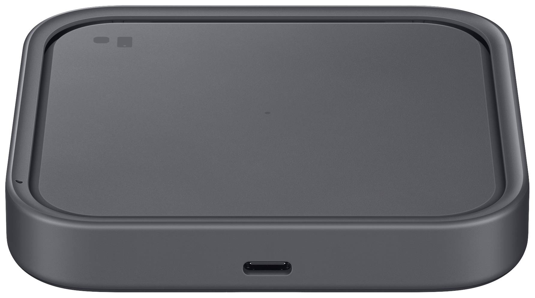 Čierna, štvorcová nabíjačka s USB-C portom. V strede je umiestnené nenápadné logo.