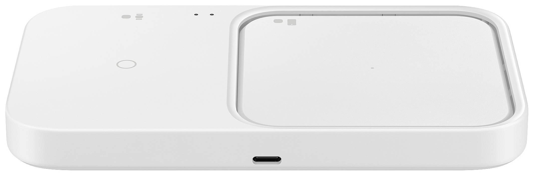 Kompaktný, obdĺžnikový, biely nabíjací podložka s dvoma nabíjacími priestormi, jemným bodom pre indikáciu stavu a USB-C portom na prednej strane.