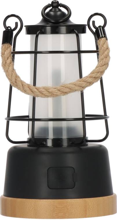 Čierna kempingová lampa s LED svetlom v kovovom ráme a rukoväťou z konopného lana, stojaca na drevenej podstavci.