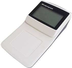 Elektronické zariadenie s displejom, podobné medicínskemu monitoru. Vhodné na odčítavanie dát alebo nameraných hodnôt.