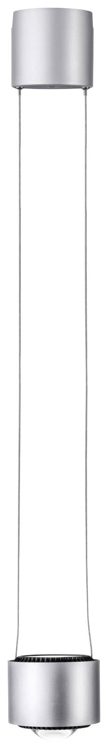 Moderná, úzka závesná lampa zo strieborného kovu s dvoma tenkými lanami, ktoré spájajú uchytenia na strope a podlahe.