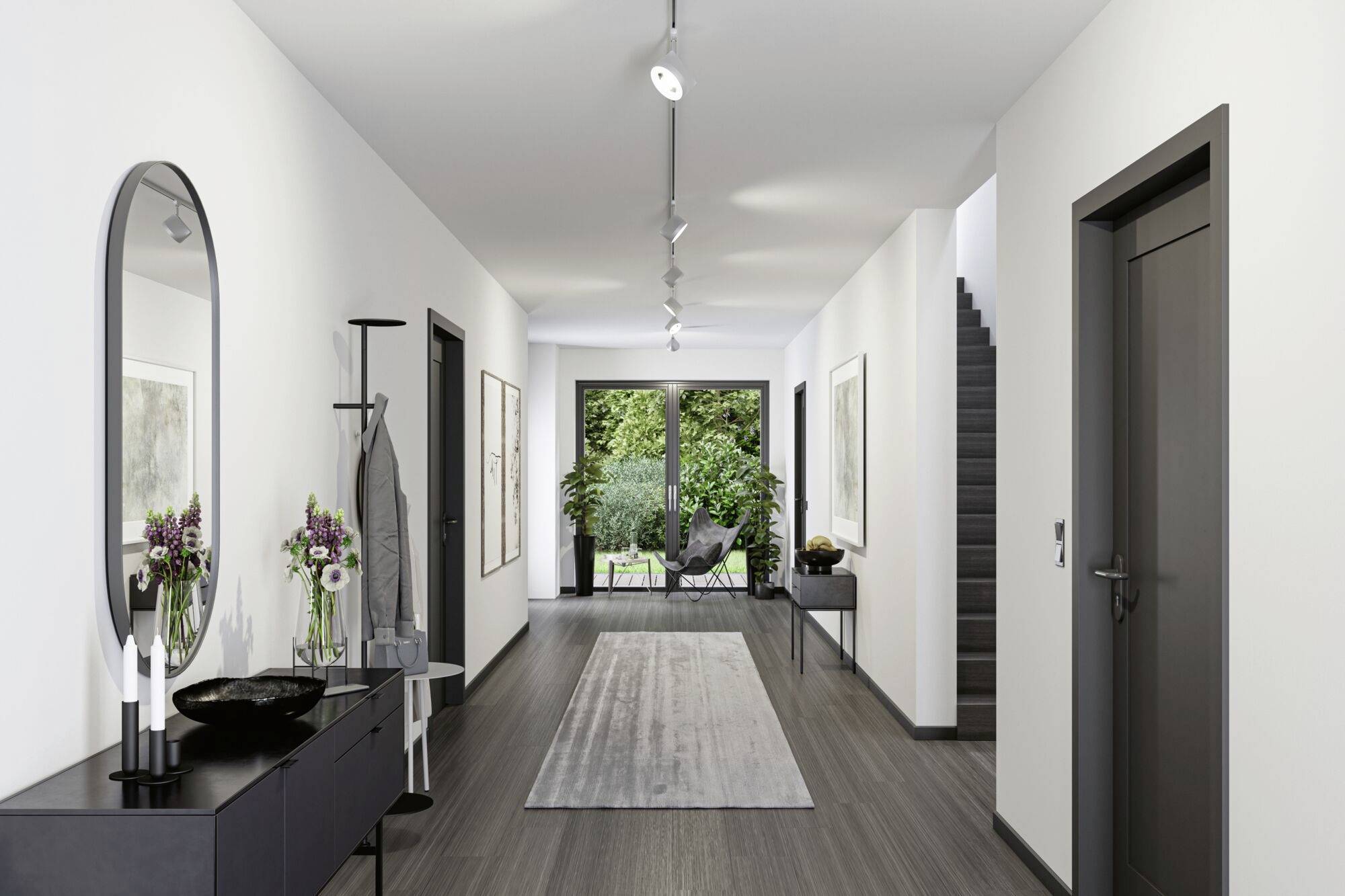Dlhá chodba so svetlými stenami a tmavou drevenou podlahou, vľavo zrkadlo a kvety na stole, rovno presklené dvere s výhľadom do záhrady.
