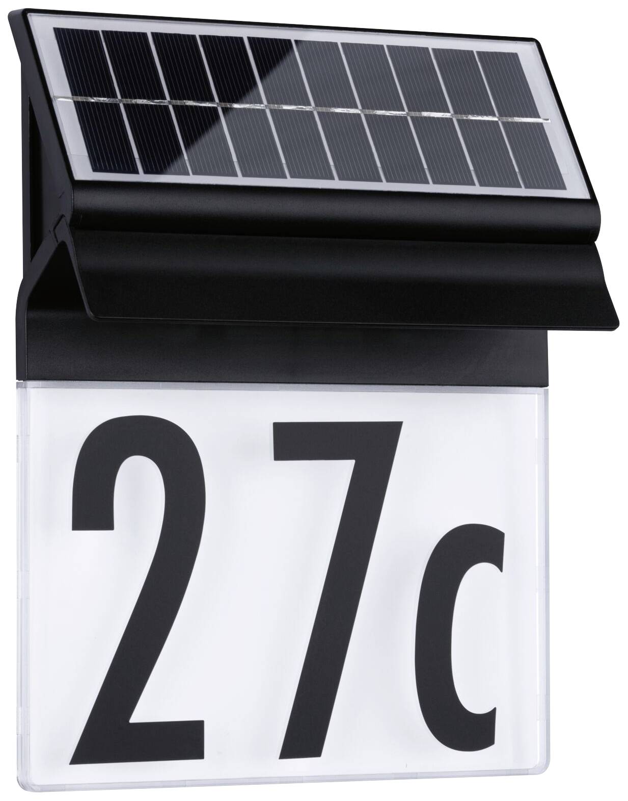 Solárna pouličná lampa s číslom domu '27c'. Hore solárny panel na napájanie počas tmy.