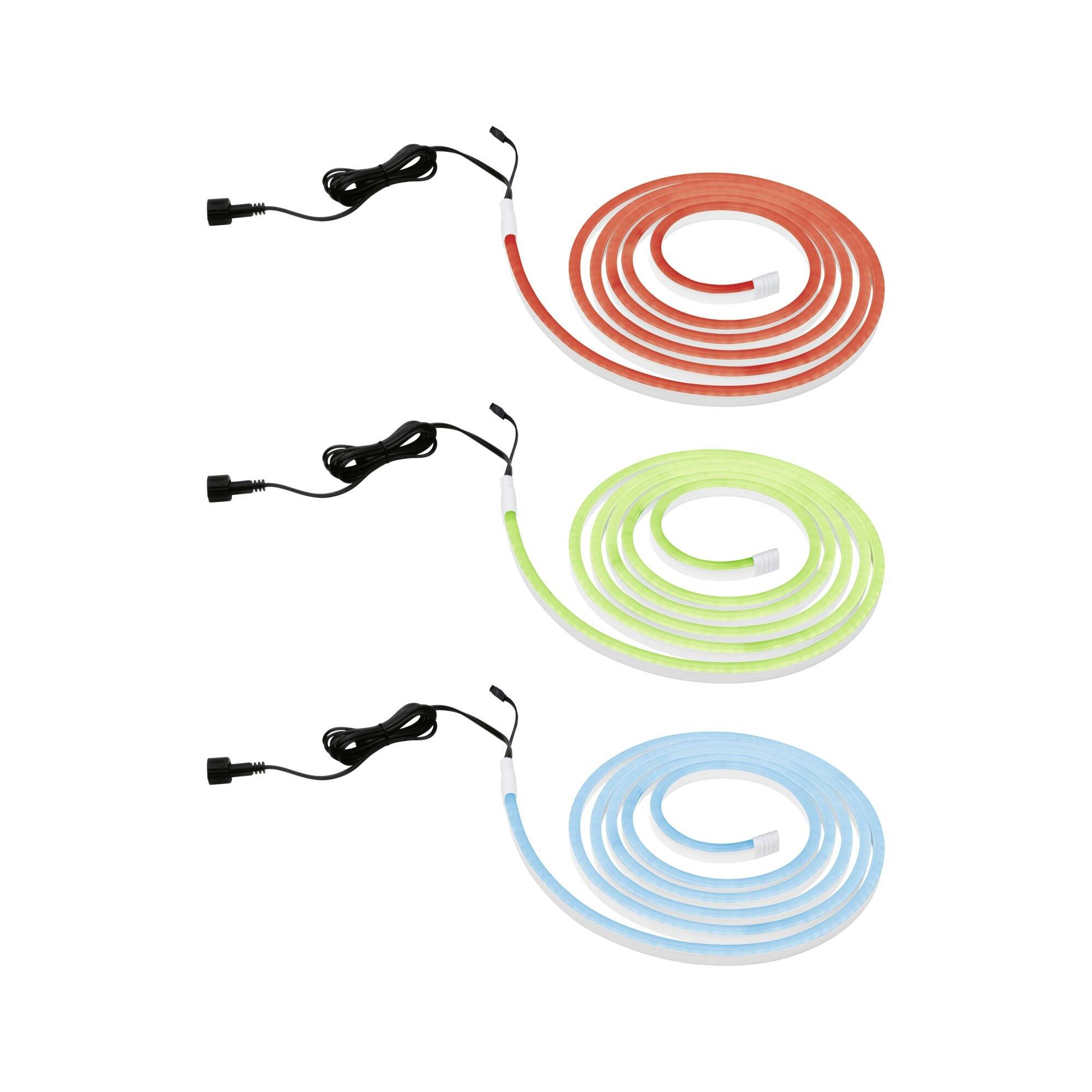 'Tri LED svetelné pásy v červenej, zelenej a modrej farbe, každý s čiernym napájacím káblom. Sú zvinuté a uložené vedľa seba.'