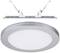 Okrúhle stropné svietidlo so strieborným rámom, pod ktorým je upevňovacia svorka na uchytenie do stropu.