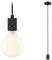 Jednoduché čierne závesné svietidlo s okrúhlou žiarovkou a štruktúrovanou objímkou. Zavesené na kábli od stropu.