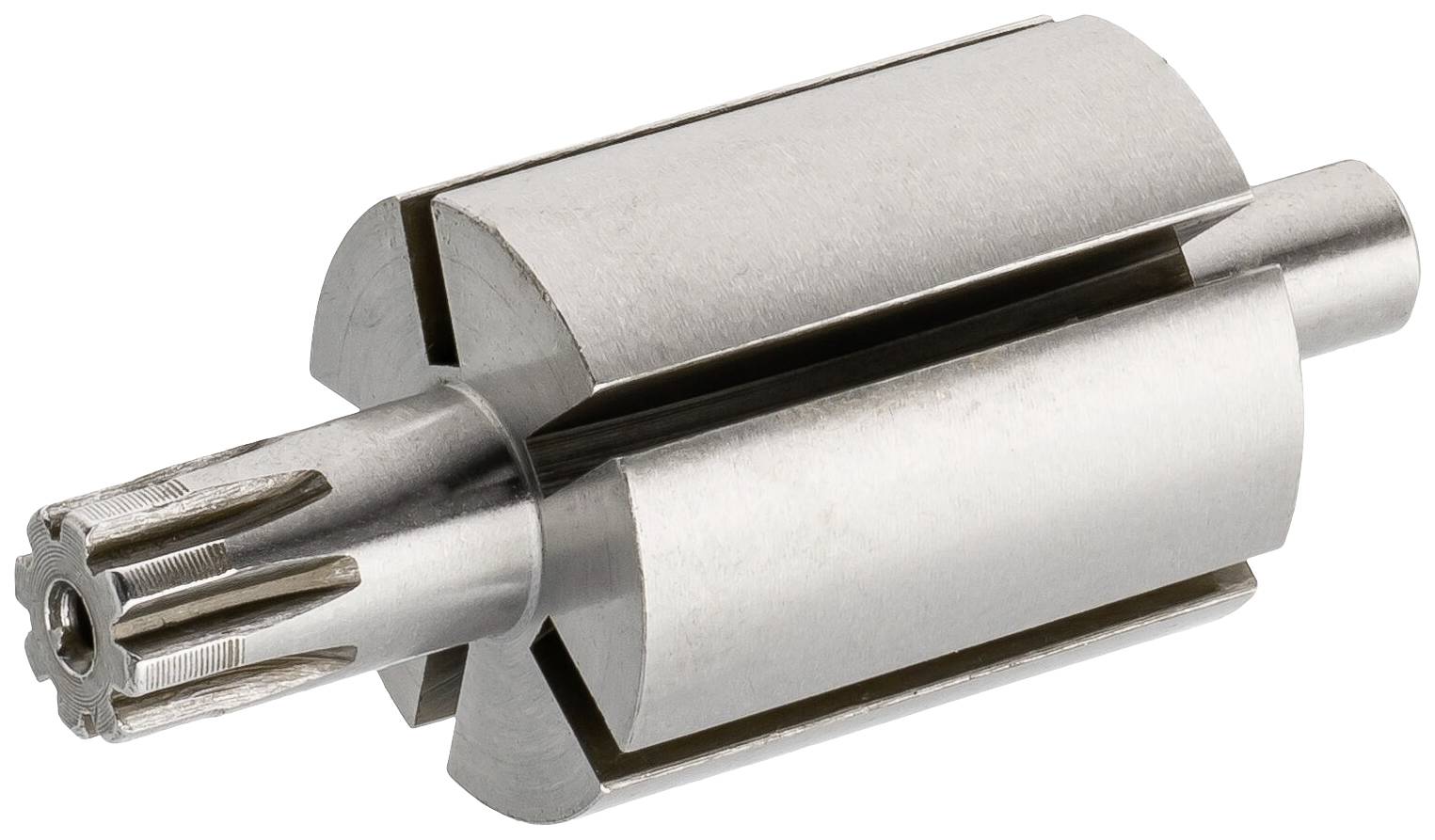 Kovový rotor s lopatkami, súčasť turbíny alebo stroja. Strieborný povrch, valcovitý tvar, technické použitie.