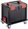 Čierny, robustný pojazdný kontajner s červenými zámkami a rukoväťami. Štyri kolieskové umožňujú ľahký pohyb. Ideálny na uskladnenie.
