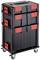 Čierny a červený stohovateľný kufor na náradie s kolieskami, vhodný na prepravu a uskladnenie nástrojov a materiálov.