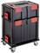 Čierny kufor na náradie na kolieskach s červenými rukovätmi a zámkami, stohovateľný, mobilný. Ideálny pre uskladnenie a prepravu náradia.