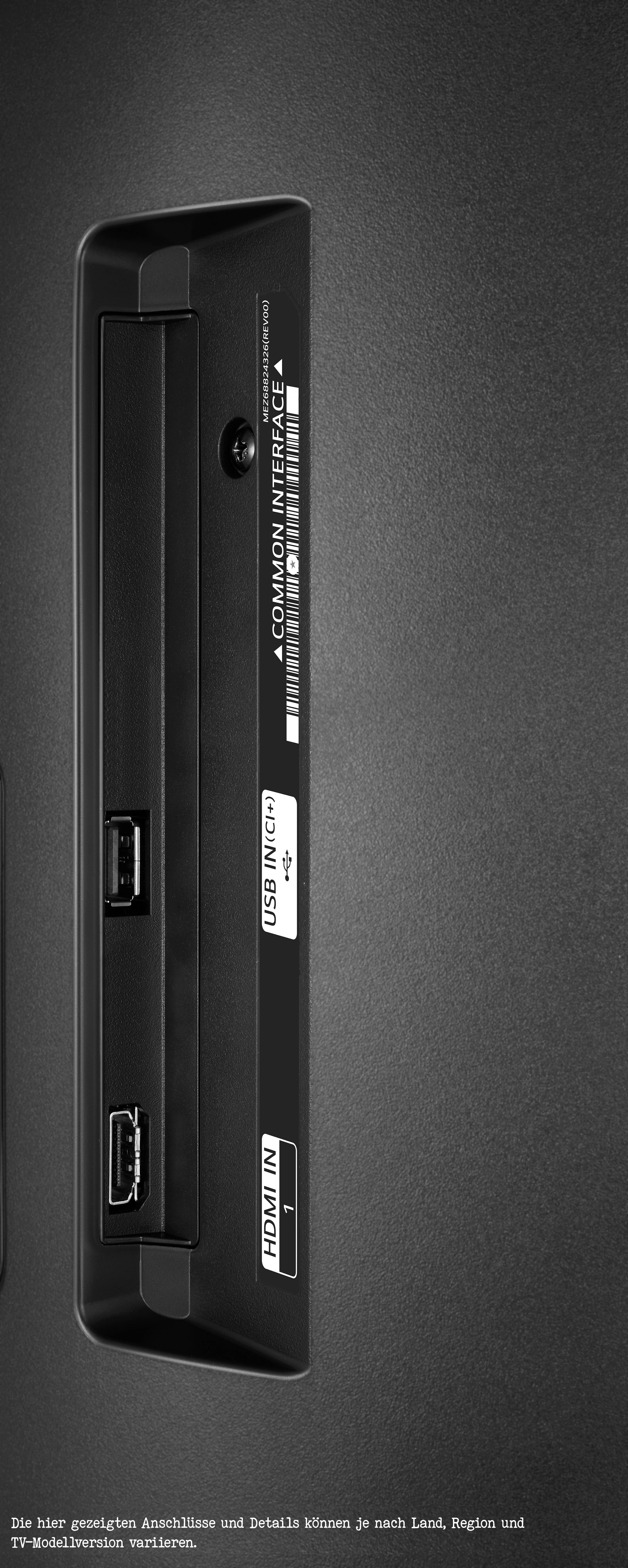 Pohľad zozadu na zariadenie s dvoma HDMI portami a priestorom pre Common Interface. Text v spodnej časti: Detaily sa môžu líšiť.
