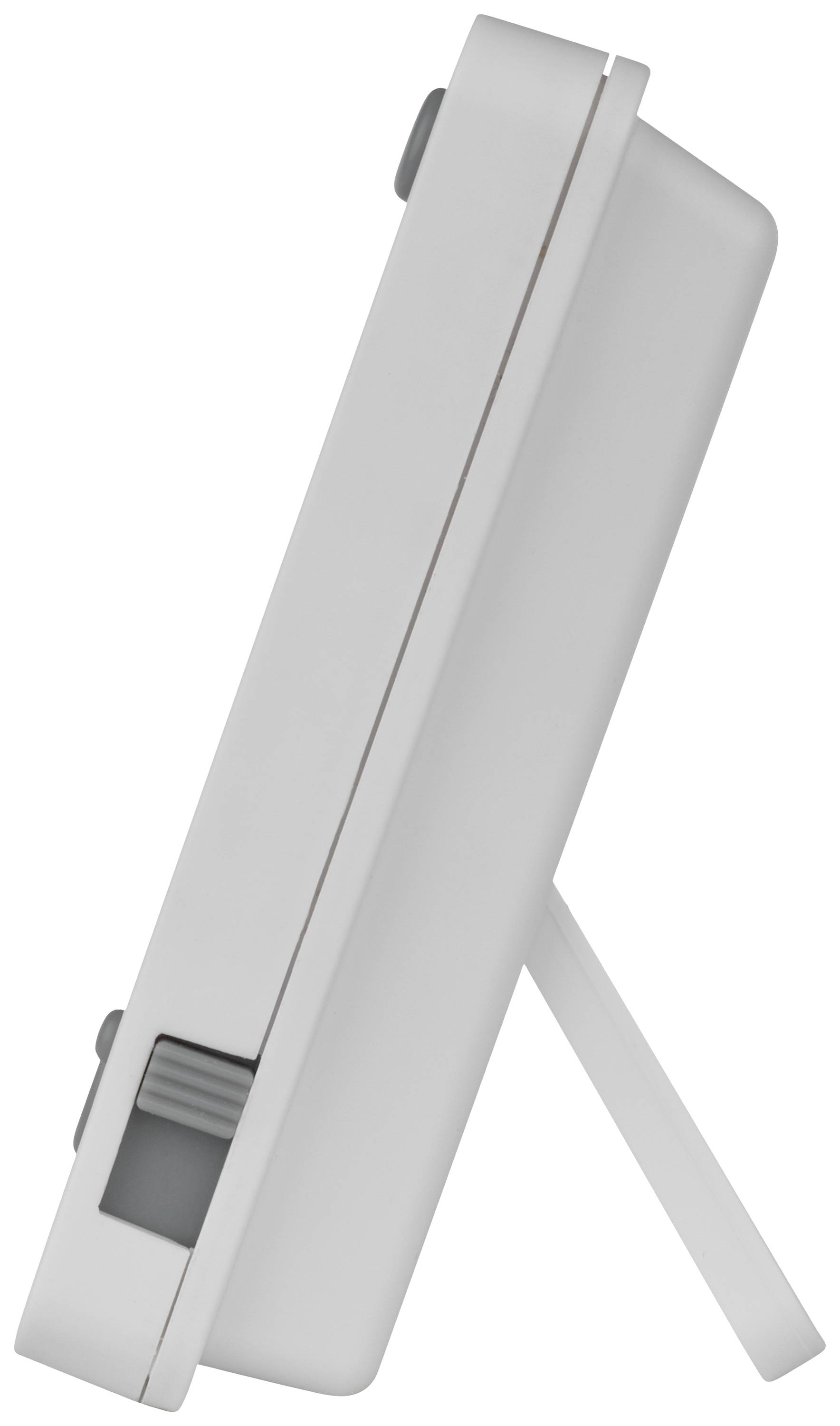 Pohľad zboku na biele obdĺžnikové zariadenie, pravdepodobne prenosný prístroj, stojace vzpriamene na podstavci.